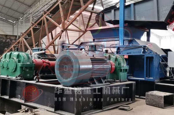 大型液壓對(duì)輥制砂機(jī)西華安裝現(xiàn)場(chǎng) 